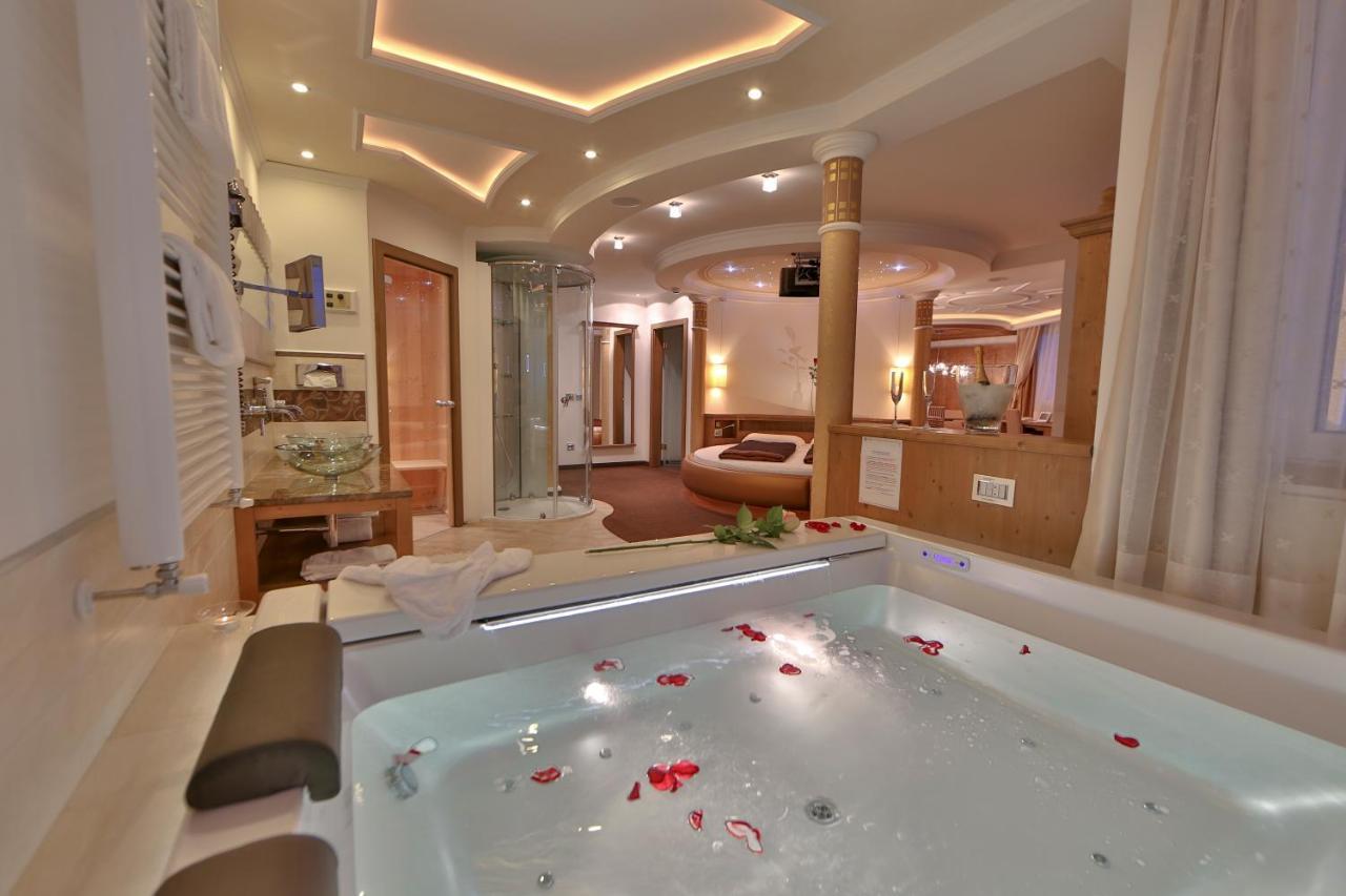 Queen Suite Spa Bath,696487479:JPEG